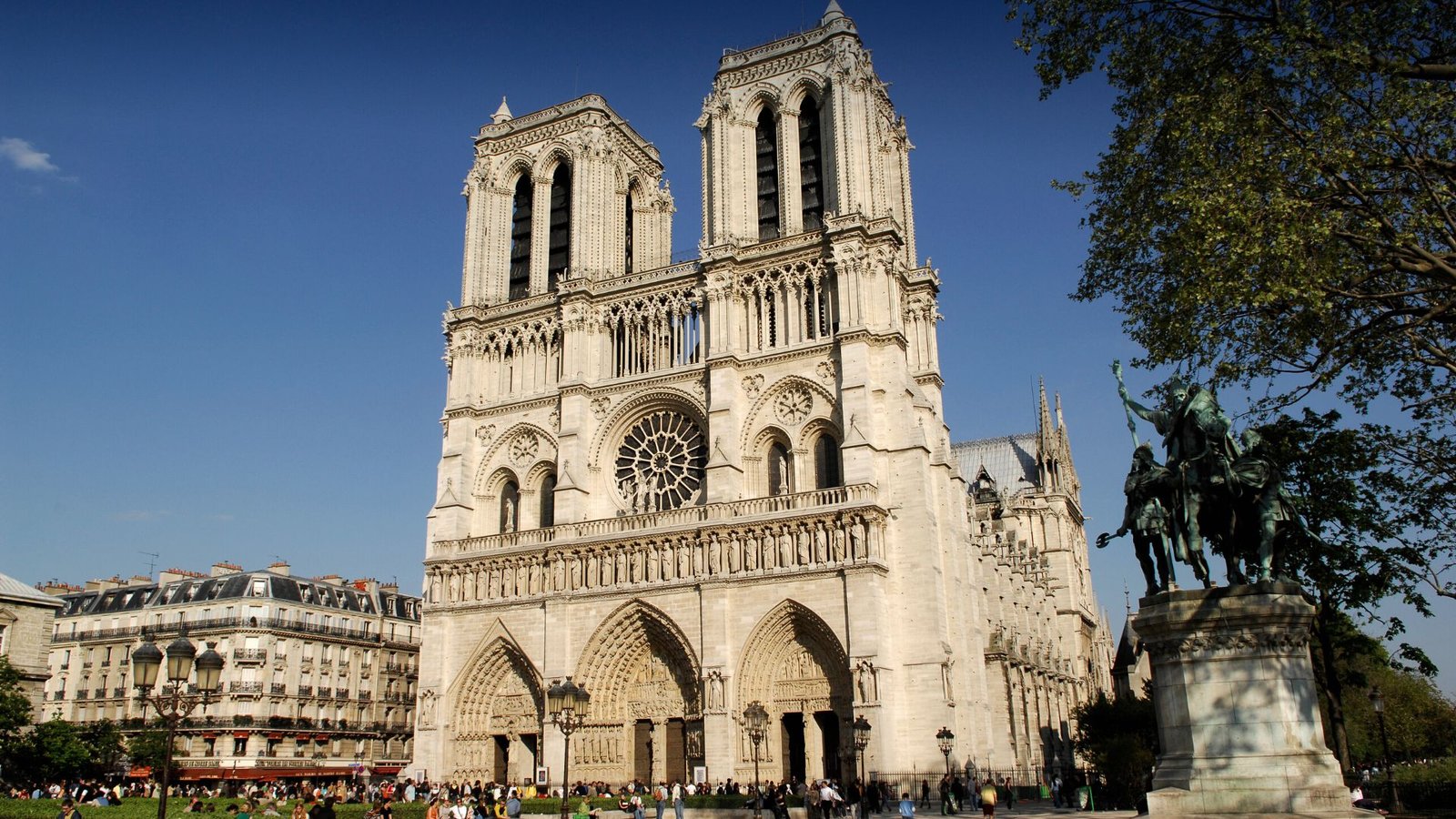 Catedral de Notre-Dame: Un impresionante edificio gótico